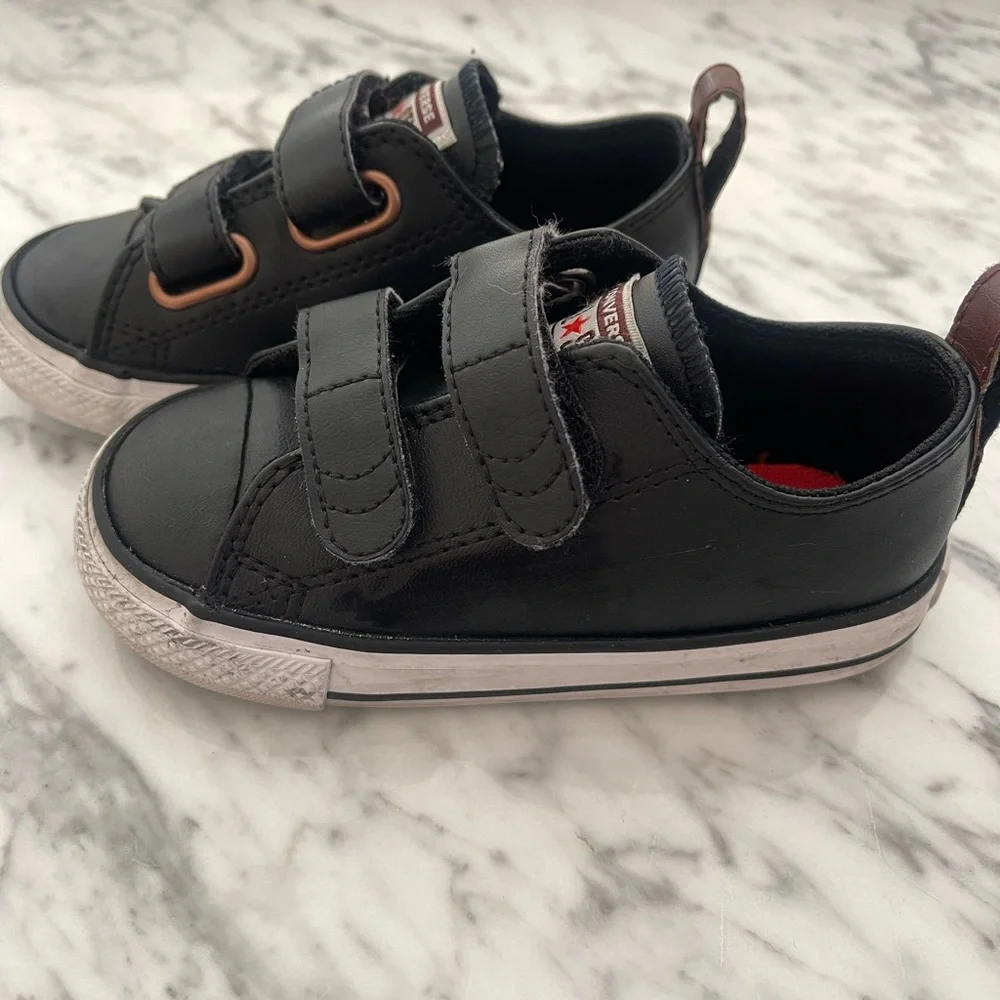 Converse Chuck Taylor All Star V2 Leather Sneakers - Black